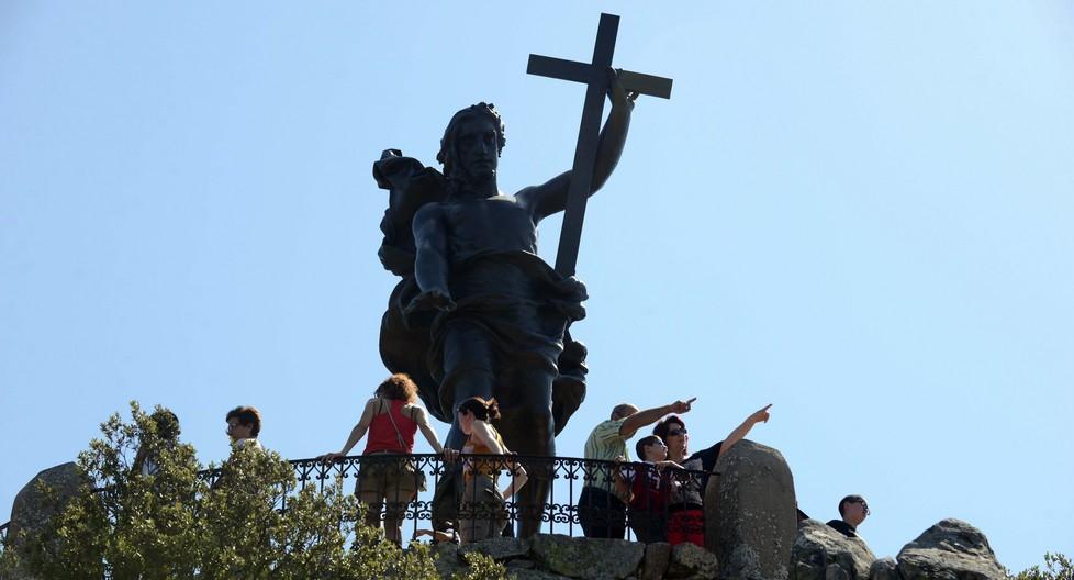 Il pellegrinaggio all’alba fino ai piedi del Cristo sul Monte 
