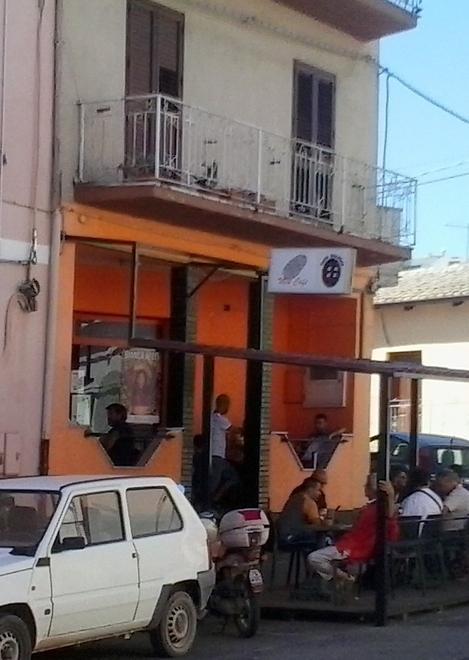 Ladri scatenati, furti a raffica nei bar e negli appartamenti