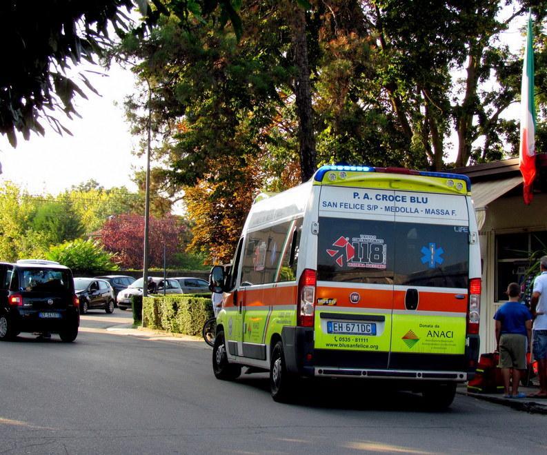 Bambino di 5 anni investito mentre attraversa la strada 
