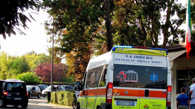 Bambino di 5 anni investito mentre attraversa la strada