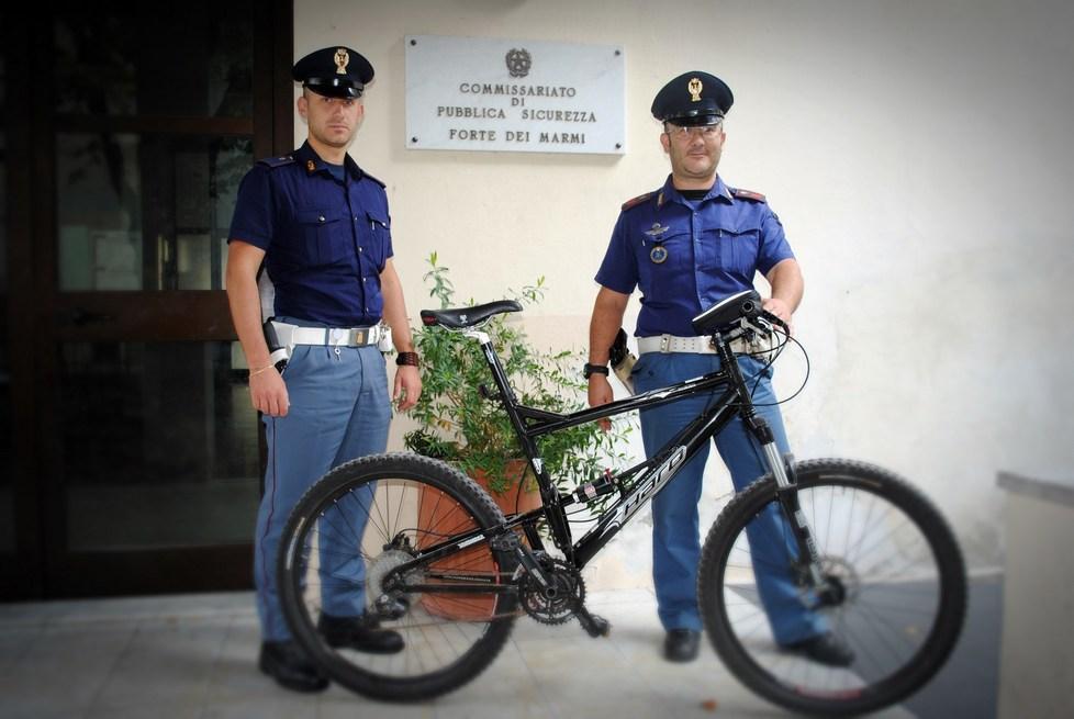 Ruba una bici da uno stabilimento balneare, inseguito e arrestato 
