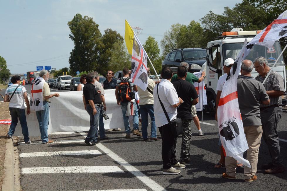 Zona franca, blocco sulla 131: denunciati i cinque promotori 