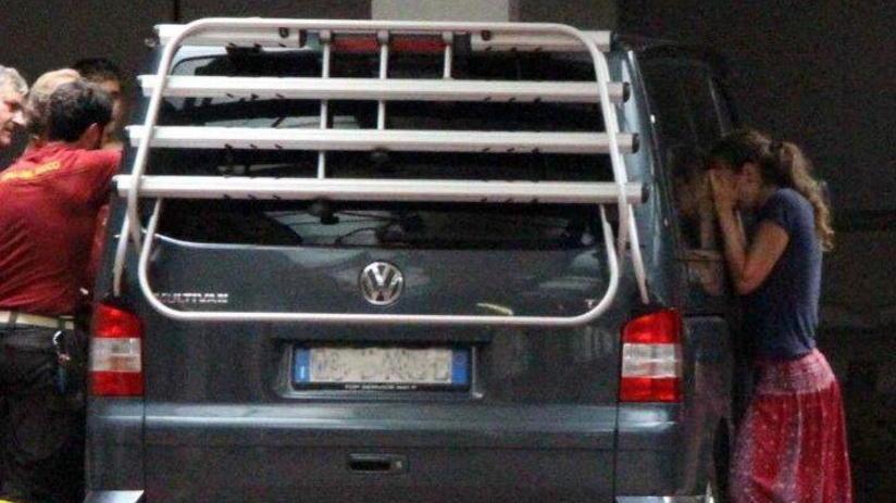 Bimbo di tre anni prigioniero dentro l’auto che non si apre