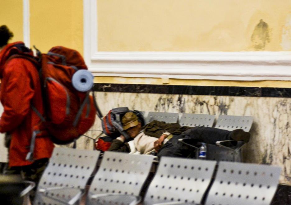 Dorme in sala d’attesa: ladro la deruba e poi l’aggredisce 