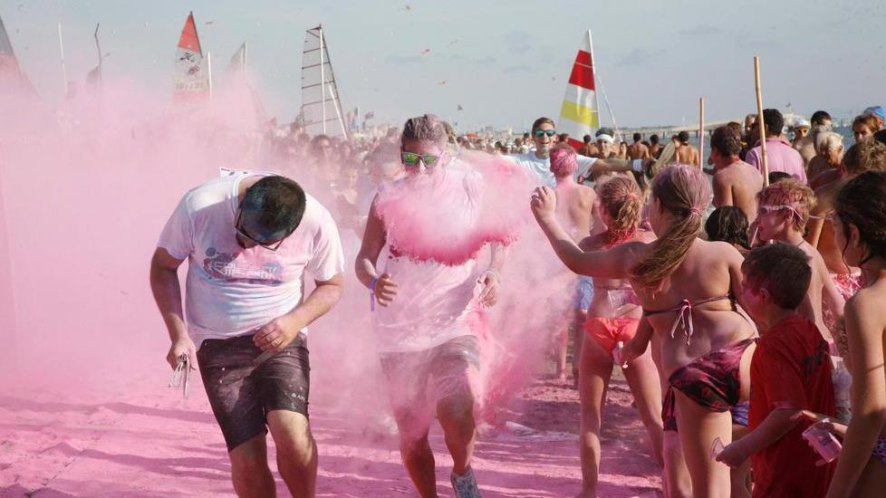In più di 1200 a fare il bagno tra i colori - Foto