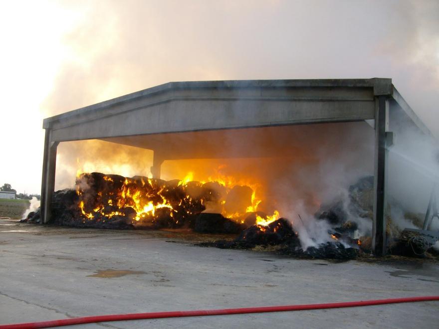 Incendio nel fienile, le fiamme divorano 2mila rotoballe 
