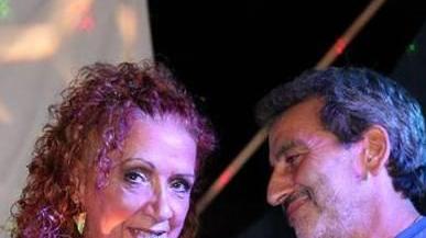 Cantante per hobby a 62 anni diventa una regina del web