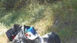 Abbandona i rifiuti, multa da 300 euro