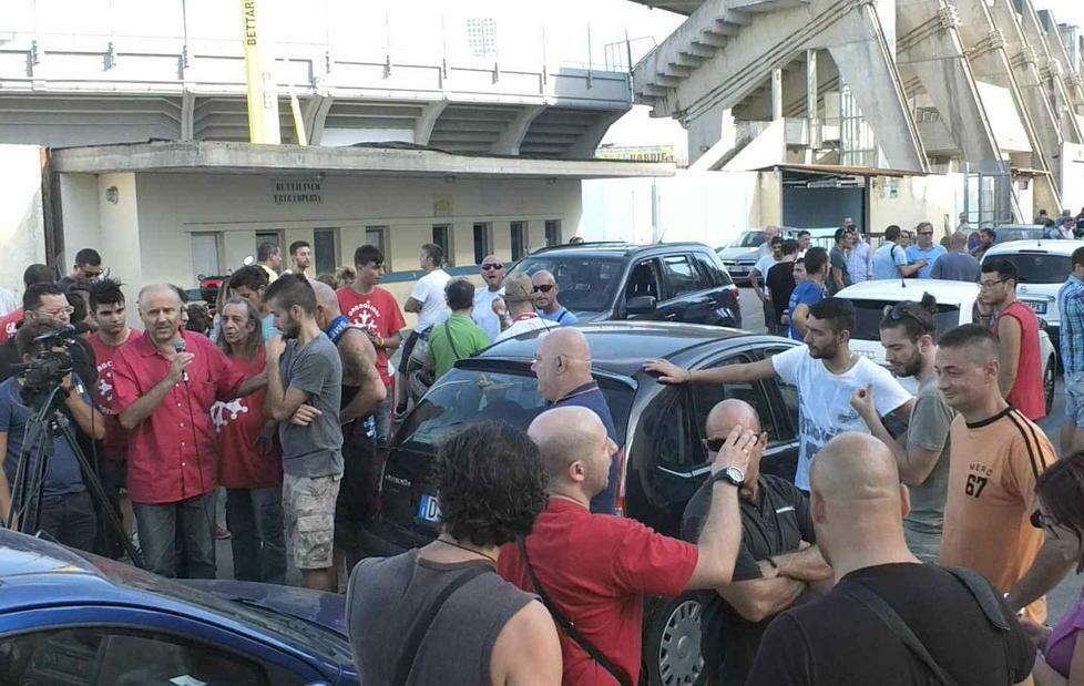 La lunga attesa dei tifosi, poi i cori anti Figc 