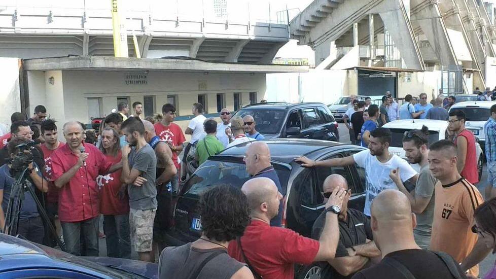 La lunga attesa dei tifosi, poi i cori anti Figc