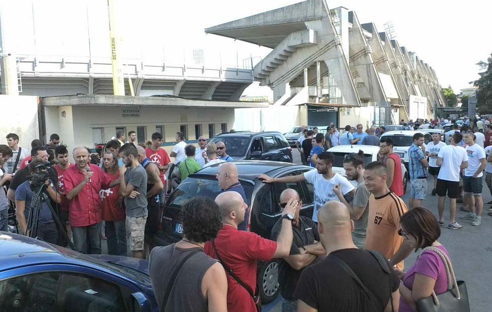 La lunga attesa dei tifosi, poi i cori anti Figc 