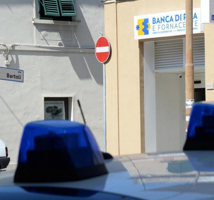 Li aspettano in banca per arrestarli 