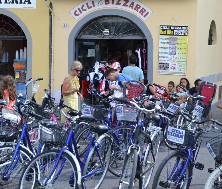 Ruba bici da 700 euro e fugge in centro