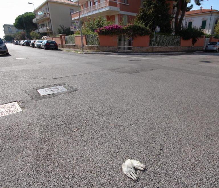 Non rispetta lo stop e viene travolta da un’auto: grave ragazza di 17 anni in scooter
