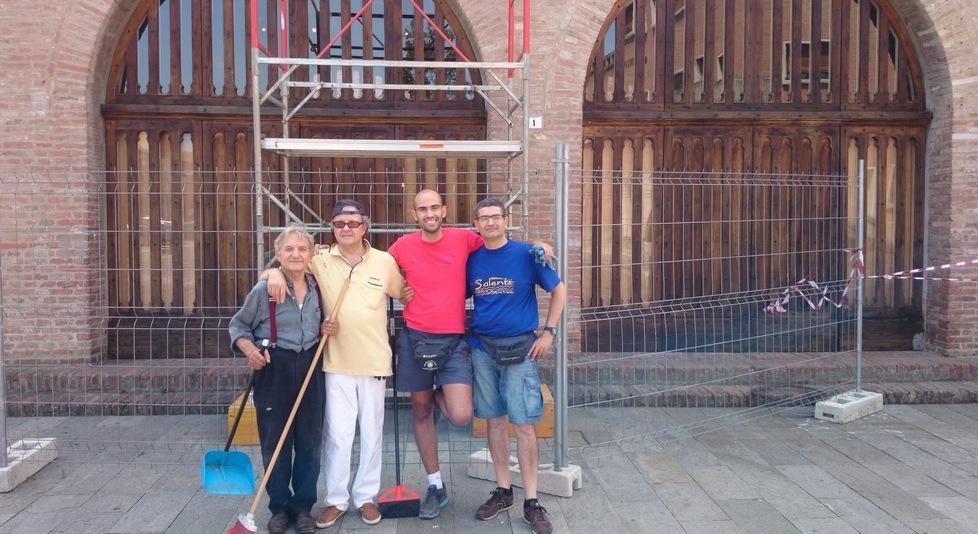 I cittadini puliscono i portoni del Torrione