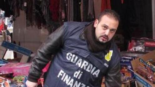 Le Fiamme Gialle al mercato Sequestrati prodotti fasulli