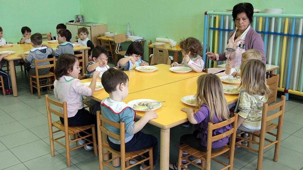 Amianto nell’acqua: in asili e scuole tornano le bottiglie