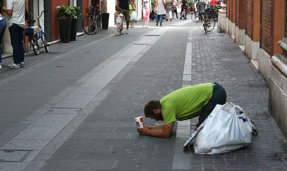 «Mi vergogno, ma devo elemosinare» 