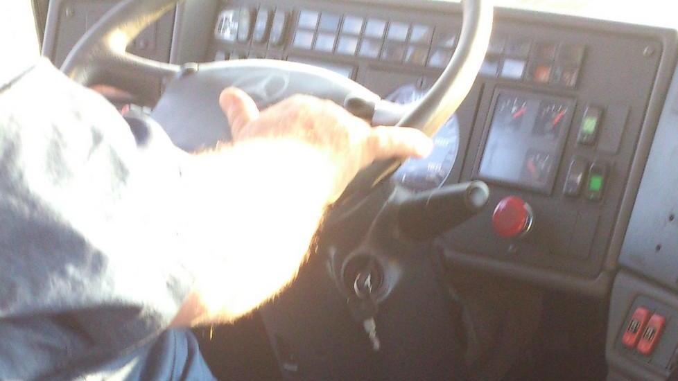 L’autista è al volante senza cintura