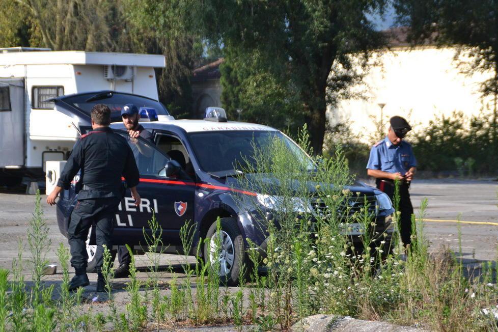 Lo vedono mentre ruba nelle auto e lo bloccano 