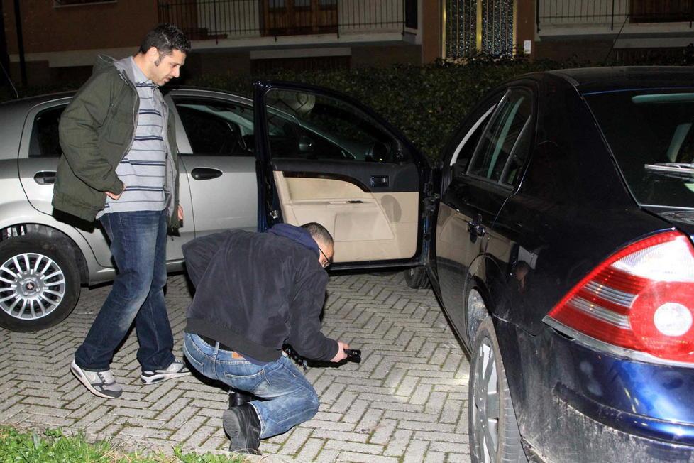 Forza un posto di blocco e finisce in auto nel canale