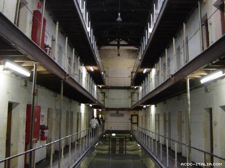 Ergastolano straniero cerca di accoltellare il direttore di Buoncammino 