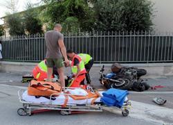 Scontro tra auto e moto, giovane ferito gravemente 