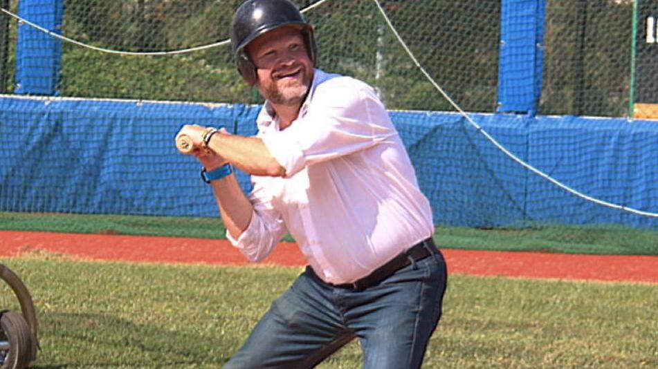 Livorno, il sindaco M5S gioca a baseball, inaugurato lo stadio “Sisi”