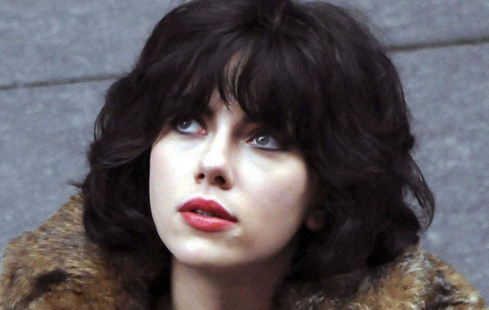 Scarlett in versione aliena e le sue 50 sfumature di nero