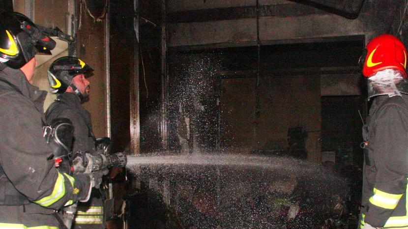 Fiamme in un garage, paura in un condominio