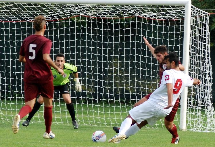 Un'azione nel derby di Coppa Italia