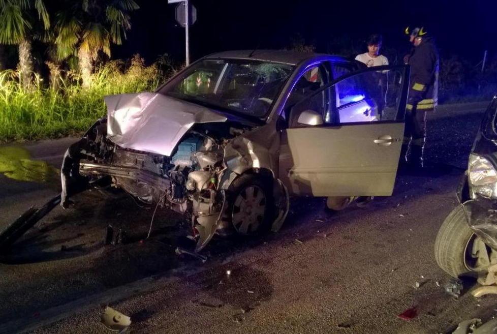 Auto distrutte in un tamponamento, feriti quattro giovani