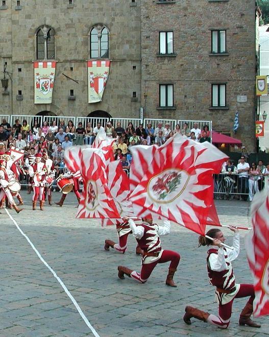 Gli sbandieratori si sfidano È il giorno dell’Astiludio