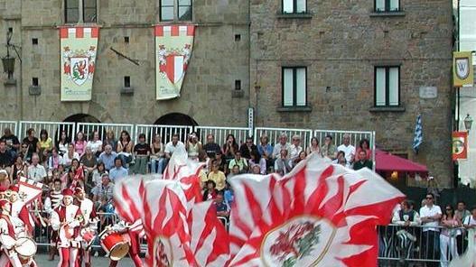 Gli sbandieratori si sfidano È il giorno dell’Astiludio