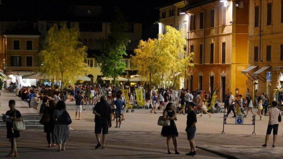 Panchine griffate in piazza Duomo