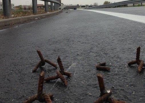 Semina chiodi per bucare le gomme ai tir 