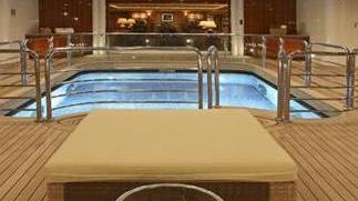 Lancia Sos dal mega yacht «Minacciata con le armi»