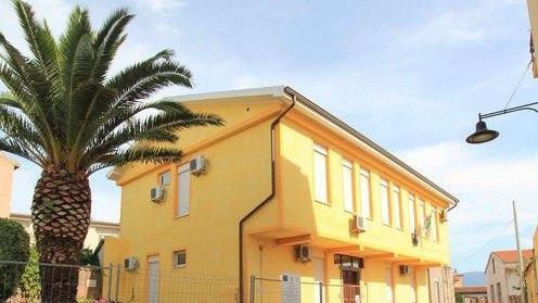 Via l’asfalto, il centro si riveste di pietra