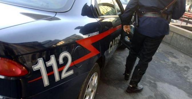 Sfonda la porta e picchia l’ex compagna 