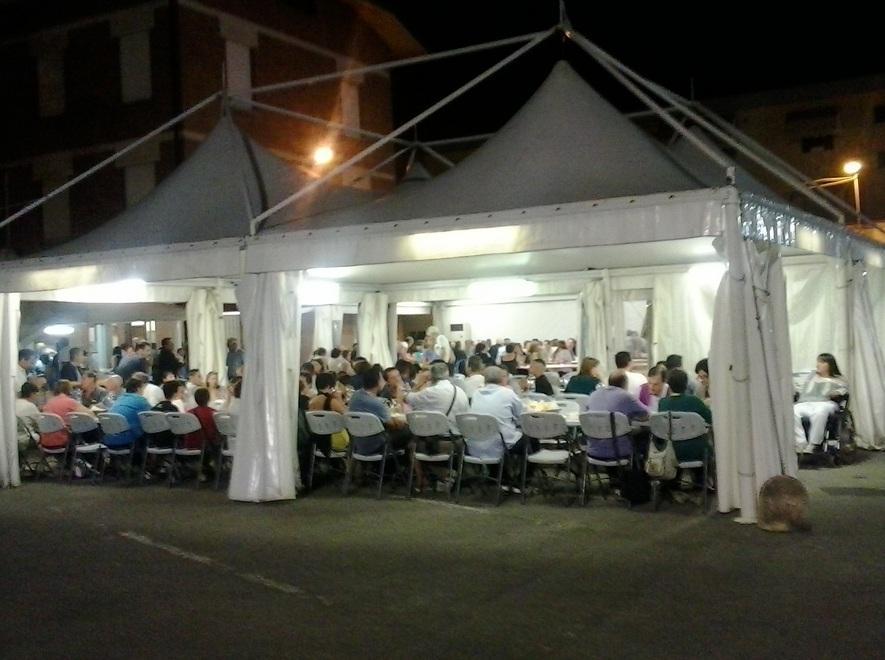 In oltre 500 a tavola per aiutare Rovereto 