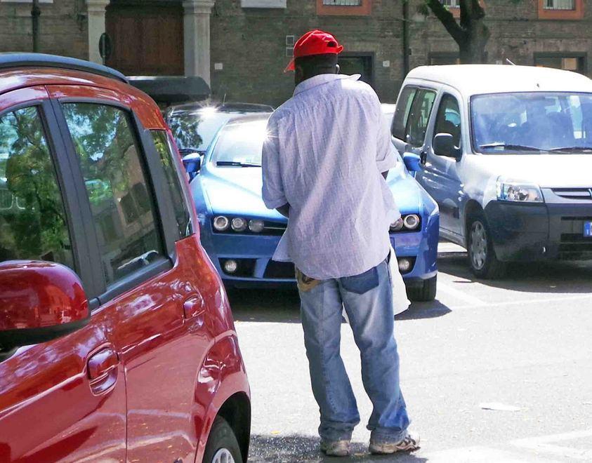 Una sanzione di 700 euro al parcheggiatore abusivo 