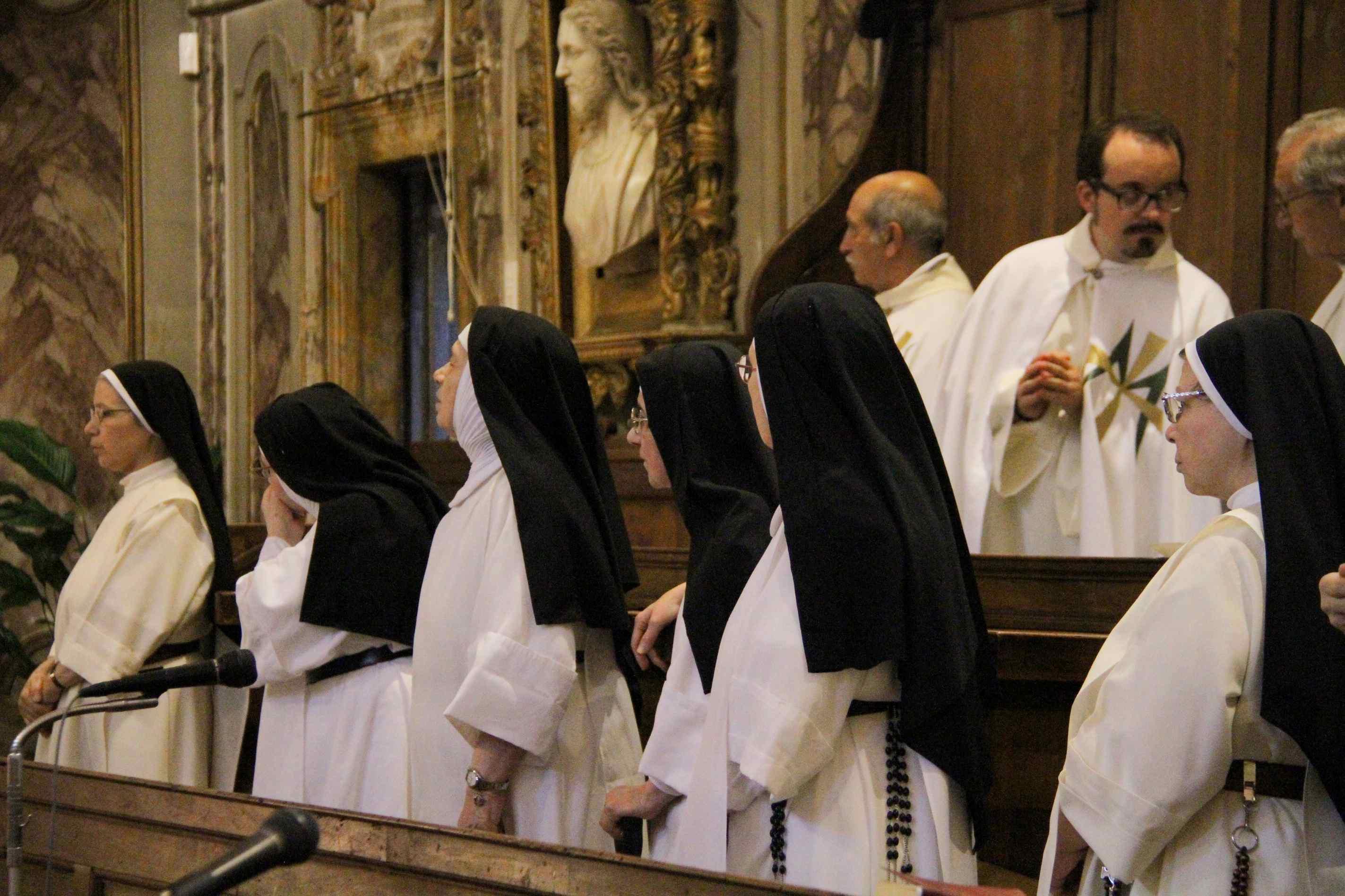 Le suore di clausura portano in processione la Madonna dei Papalini - Foto 
