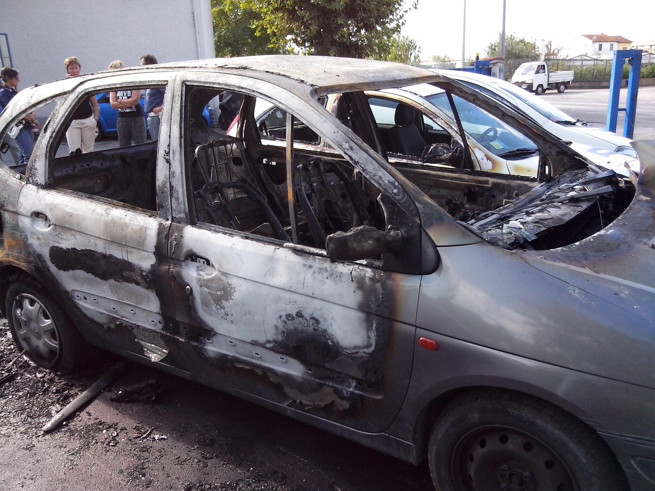 Dà fuoco all’auto sotto sequestro in carrozzeria 
