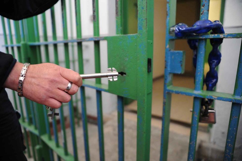 Detenuto si impicca nel bagno della cella 