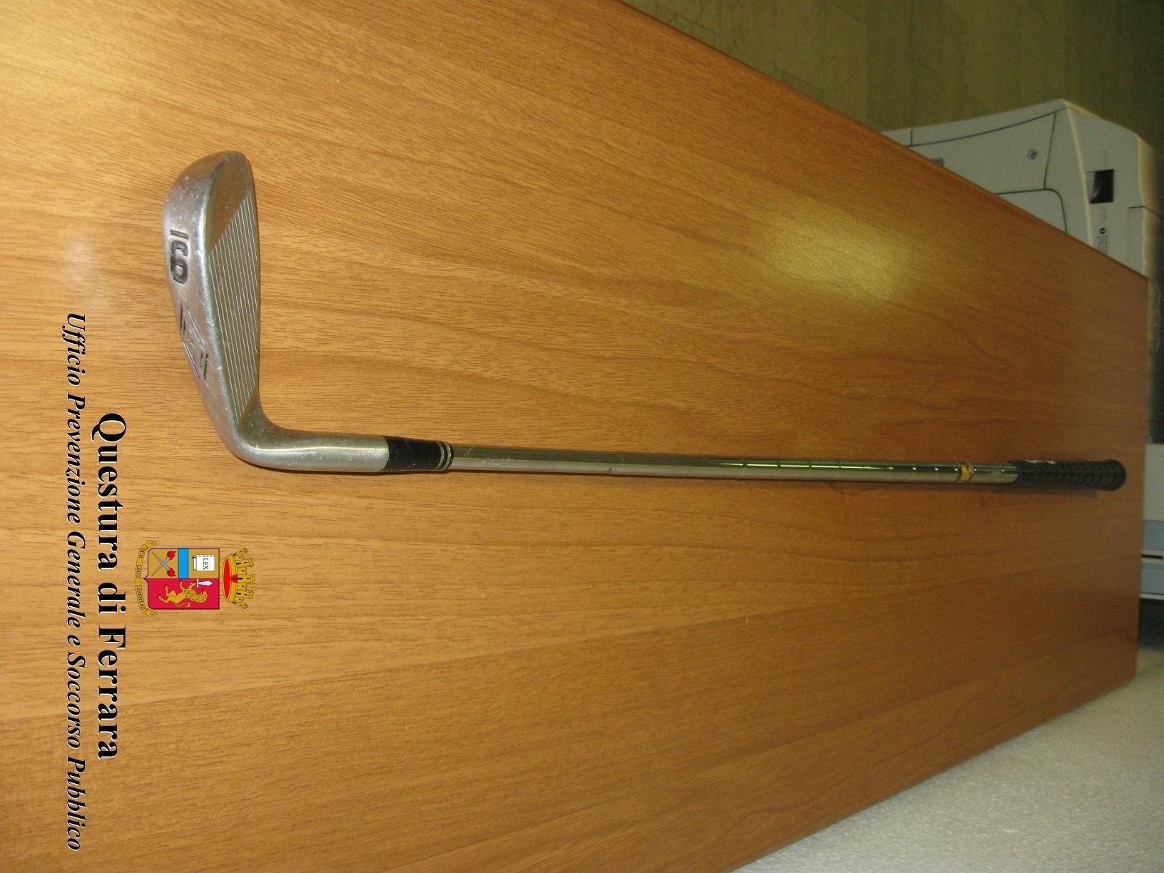 La mazza da golf Ferro9 usata contro gli agenti
