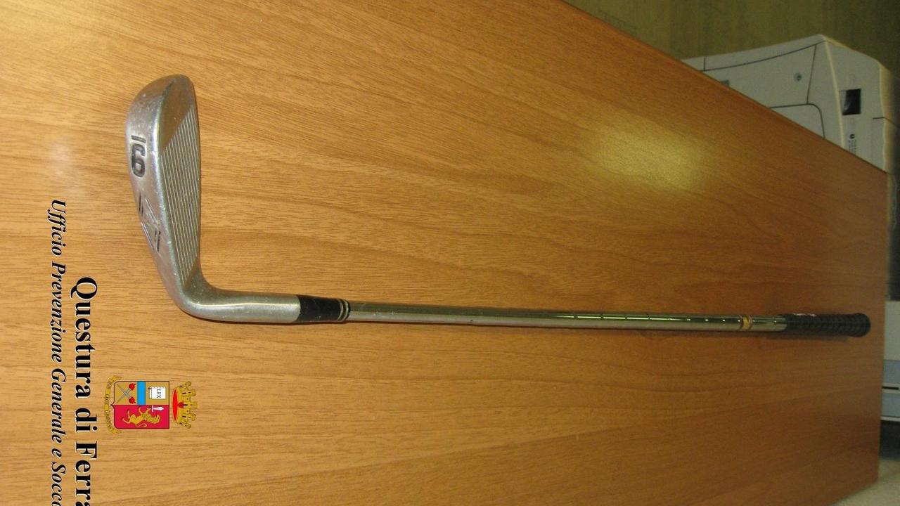 La mazza da golf Ferro9 usata contro gli agenti
