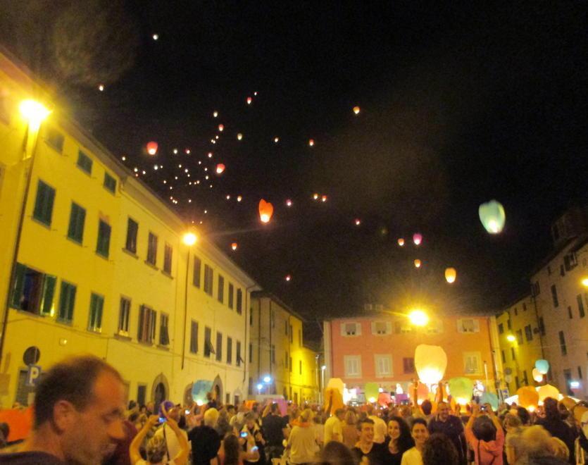 Il cielo acceso da 400 lanterne per sostenere il Meyer