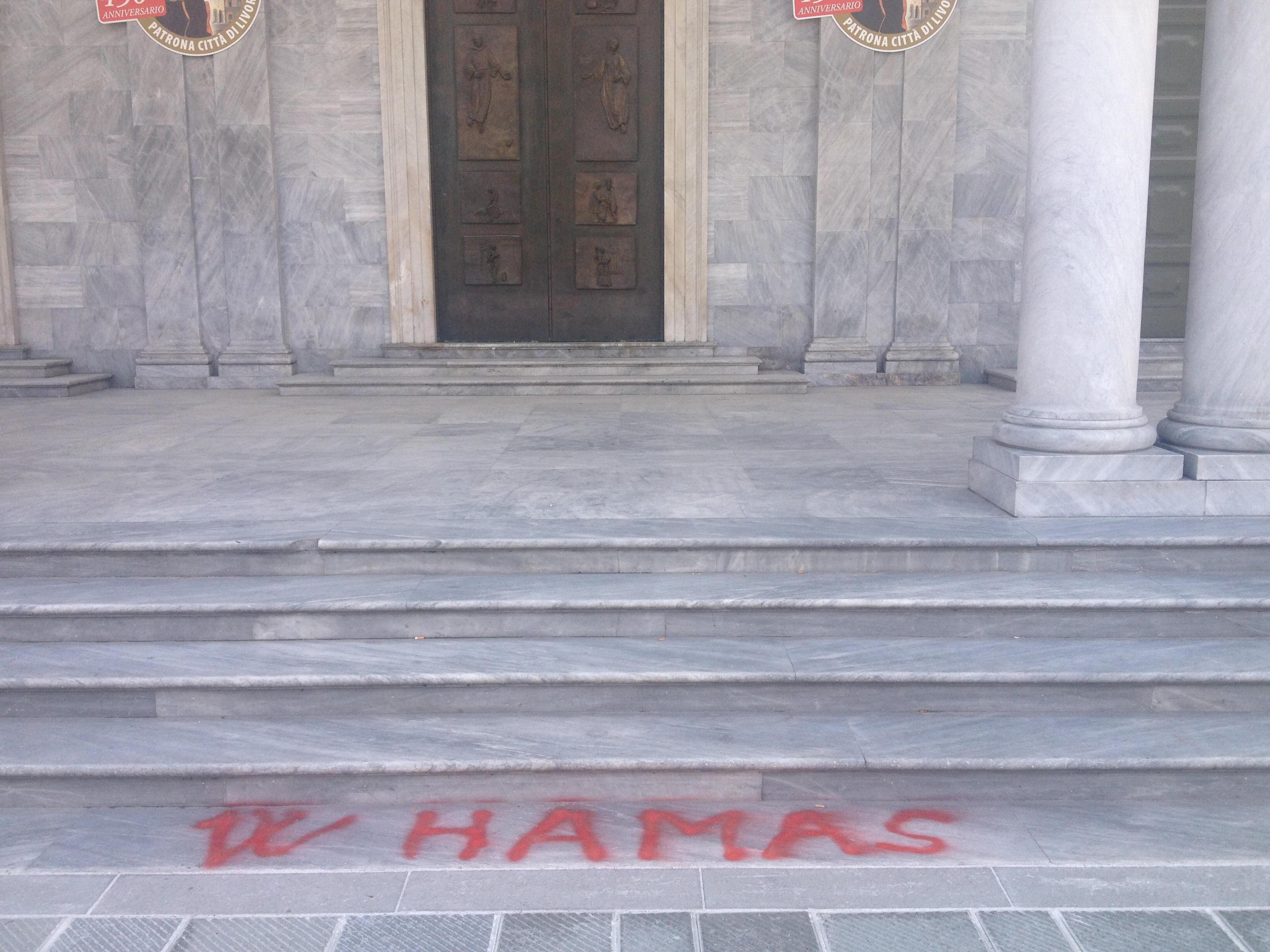 È un 70enne l’autore delle scritte “W Hamas” davanti alle chiese 