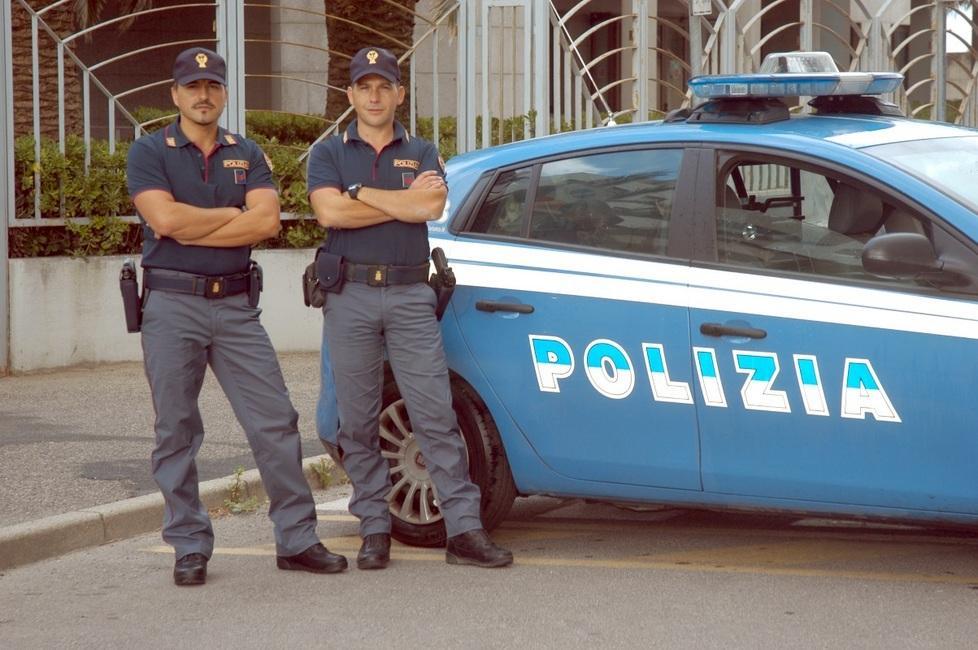 Forzano cancelli, porte e finestre per rubare in una casa 