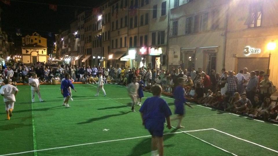 Palio di Pescia: San Michele vince nella “palla al paniere”